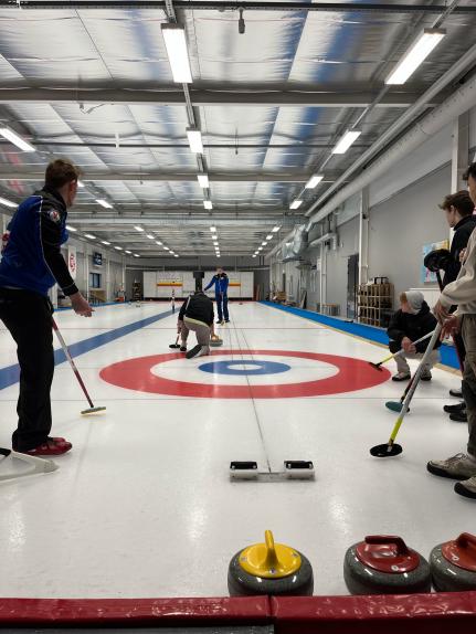 Elever spiller curling